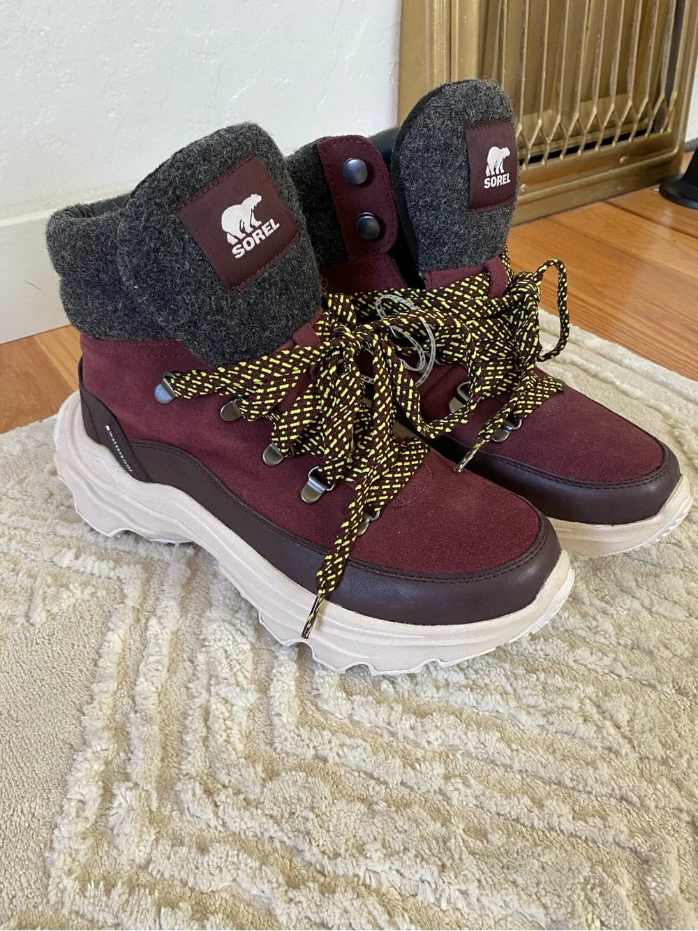 New Sorel Kinetic Breakthru Conquest Sneaker Boots- New Cinder/Bloodstone